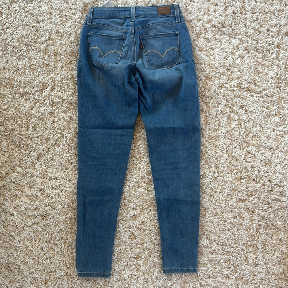 Levi’s - Picture 3 of 3